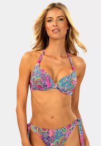 Wielokolorowy bikini z wzorem paisley, z regulowanymi ramiączkami na szyi i dołem związywanym z boku. Materiał wydaje się gładki i elastyczny.