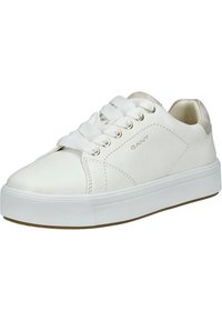 Białe skórzane sneakersy z płaskimi białymi sznurówkami, okrągłymi przelotkami i teksturowaną gumową podeszwą. Posiadają subtelne logo po bokach.