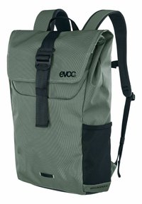 Sac à dos texturé vert, avec un design à rabat, des accents noirs, des bretelles réglables et une fermeture à boucle à l'avant. Matériau durable.