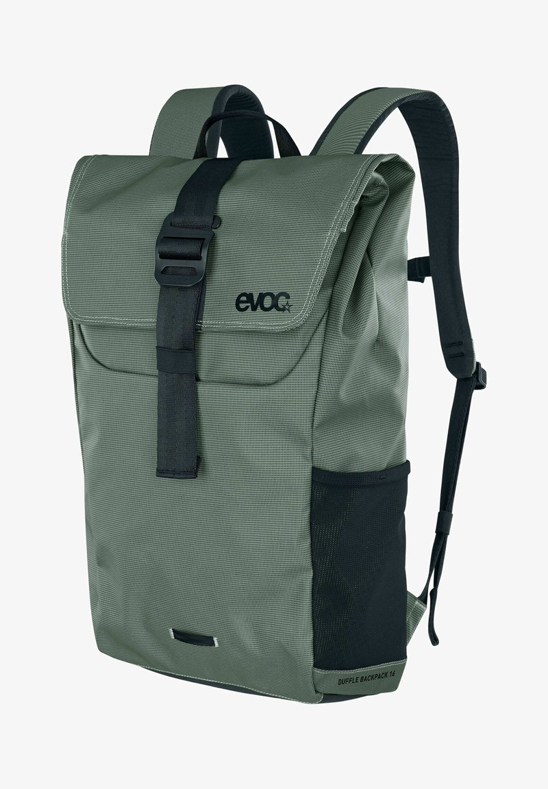 Sac à dos texturé vert, avec un design à rabat, des accents noirs, des bretelles réglables et une fermeture à boucle à l'avant. Matériau durable.