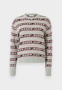Γκρι πλεκτό πουλόβερ με μοτίβο εναλλασσόμενου κειμένου "JOOP! JEANS" σε μαύρες και κόκκινες ρίγες, με ριμπ λαιμόκοψη και μανσέτες.