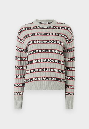 Sivi pleteni pulover z vzorcem izmenjujočih se napisov "JOOP! JEANS" v črnih in rdečih črtah, z rebrastim okroglim izrezom in manšetami.