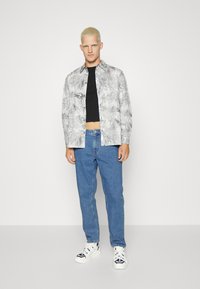 Les Deux RYDER - Calças de ganga de corte relaxado - medium indigo wash