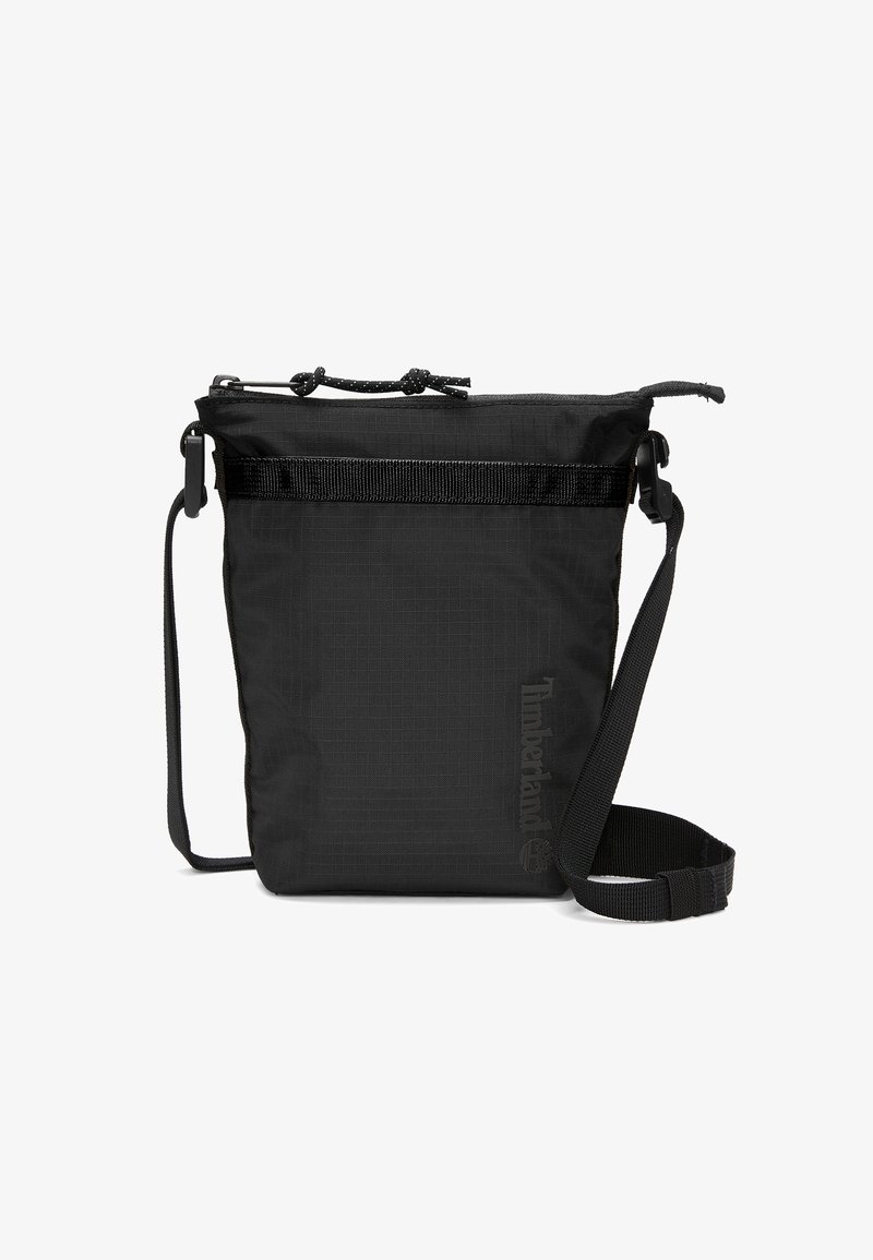 Černá ramenní taška z texturované látky, se stahovací šňůrkou, popruhem a logem na přední straně. Čtvercový tvar s minimálním designem.