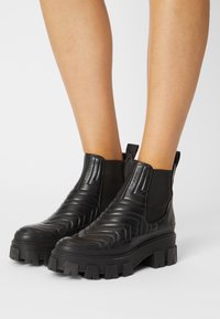 Billi Bi Kotníkové boty na platformě - black