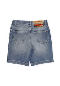 Shorts in denim blu con vita a media altezza, cinque tasche e un'etichetta in pelle marrone sulla cintura posteriore. Finish sbiadito con dettagli di cucitura.