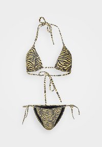 Conjunto de biquíni com padrão de listras de tigre amarelo e preto. Com laços no pescoço e nas laterais, apresenta um top triangular e parte de baixo combinando. Feito em tecido suave.