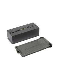 Pilka minkšta maišelis su raišteliu, su įspaustu prekės ženklu, šalia juodos dėžutės su auksinėmis raidėmis „HAWKERS“ ant viršaus.