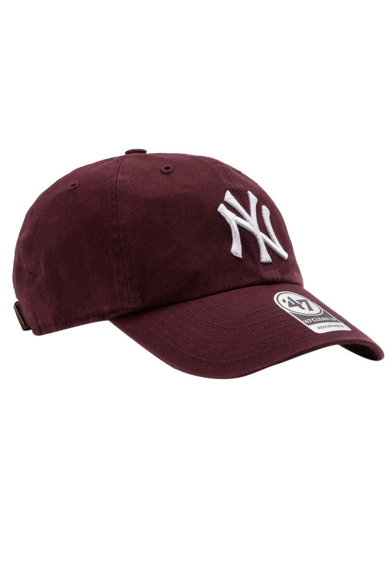 Gorra de béisbol color burdeos hecha de algodón con visera curvada, que presenta un logo bordado en blanco y una correa ajustable en la parte posterior.