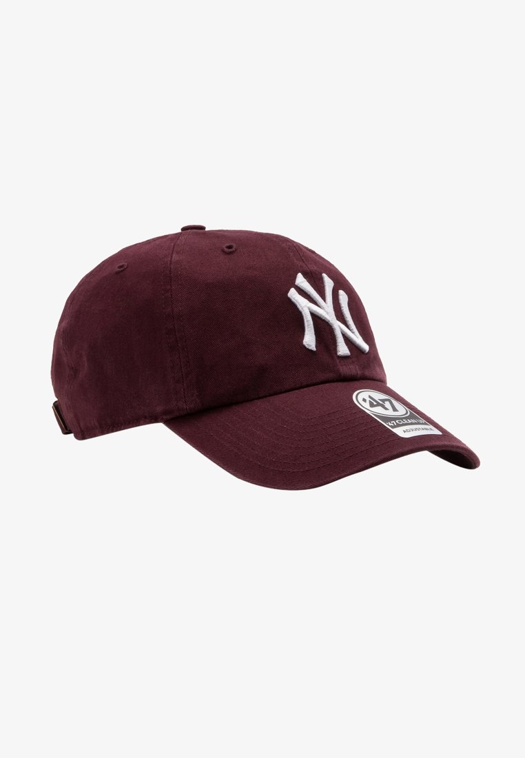 Gorra de béisbol color burdeos hecha de algodón con visera curvada, que presenta un logo bordado en blanco y una correa ajustable en la parte posterior.