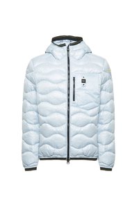 Giacca a vento azzurro chiaro con motivo trapuntato, zip frontale e cappuccio. Presenta una tasca sul petto con zip nera e dettaglio del logo.