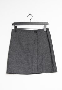 Grijze geruite rok met een gladde textuur, voorzien van een enkele knoopsluiting en een rechte snit. Hangt aan een zwarte metalen hanger.