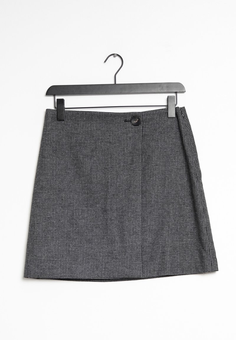 Grijze geruite rok met een gladde textuur, voorzien van een enkele knoopsluiting en een rechte snit. Hangt aan een zwarte metalen hanger.