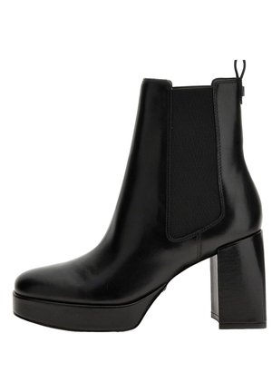 Stivaletto in pelle nera con pannelli elastici laterali, punta quadrata e tacco spesso. Texture liscia e design minimalista.