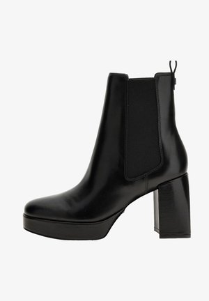 Stivaletto in pelle nera con pannelli elastici laterali, punta quadrata e tacco spesso. Texture liscia e design minimalista.