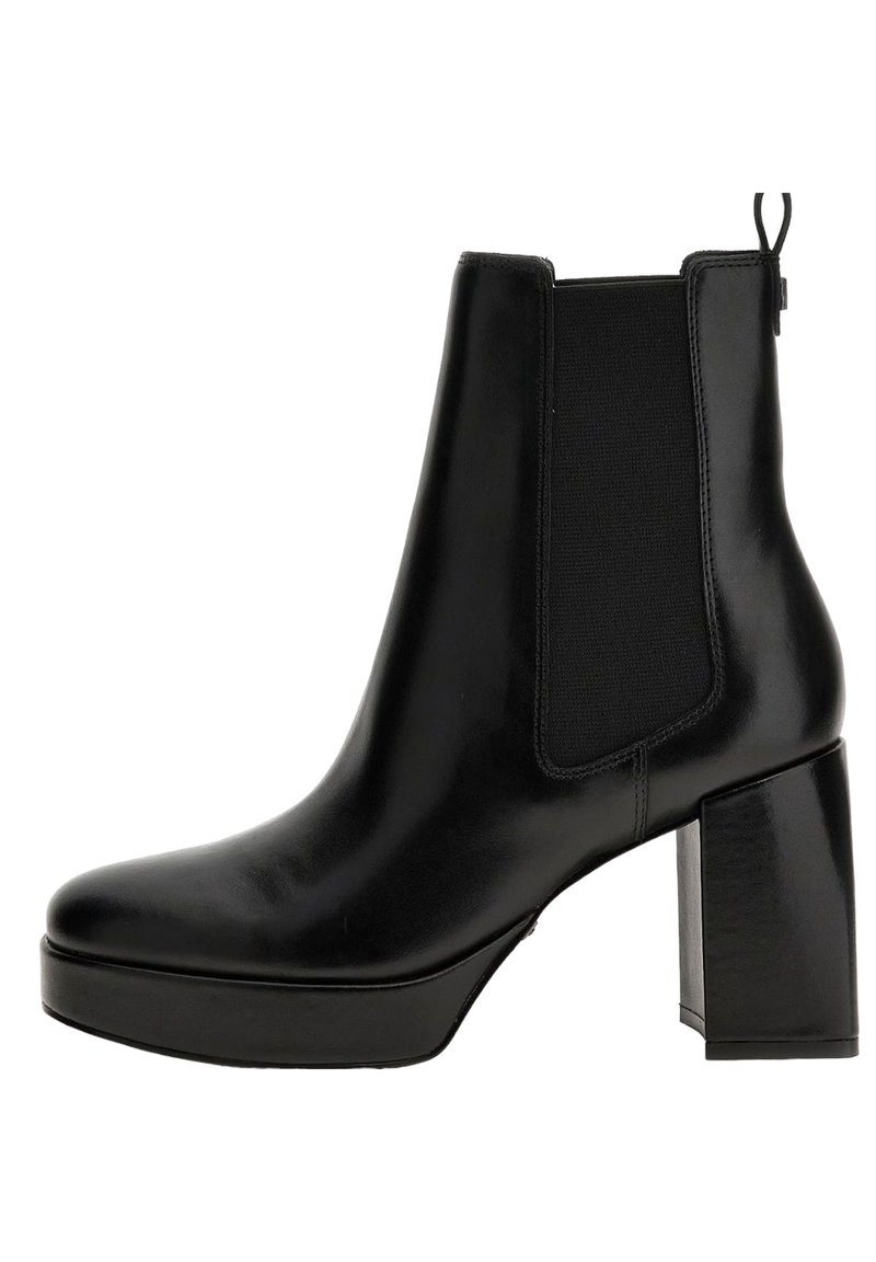 Stivaletto in pelle nera con pannelli elastici laterali, punta quadrata e tacco spesso. Texture liscia e design minimalista.