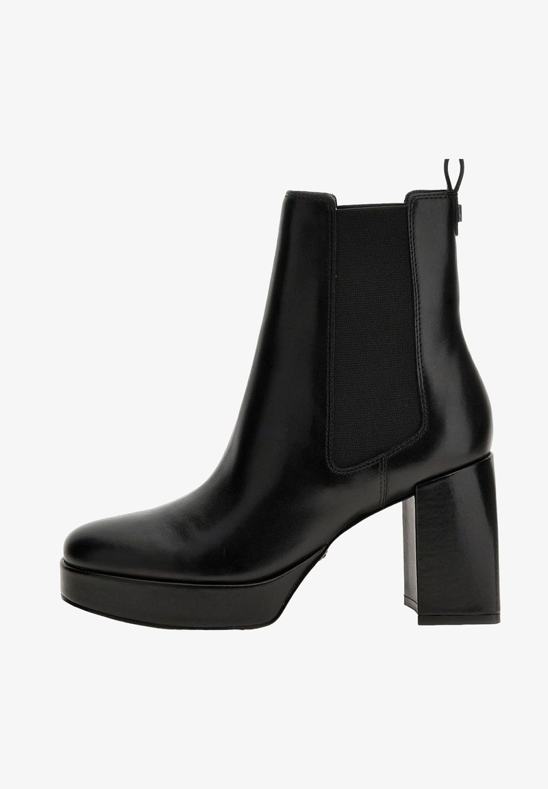 Stivaletto in pelle nera con pannelli elastici laterali, punta quadrata e tacco spesso. Texture liscia e design minimalista.