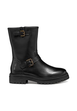 Zwarte leren enkelboot met een ronde neus, decoratieve gespen en een robuuste zool. Soepele textuur met minimale stiksels en details.