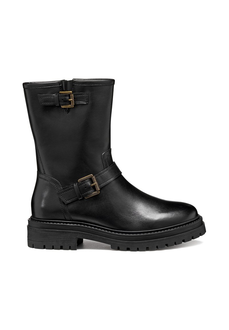 Bota de cuero negro hasta el tobillo con punta redonda, hebillas decorativas y suela resistente. Textura suave con costuras y detalles mínimos.