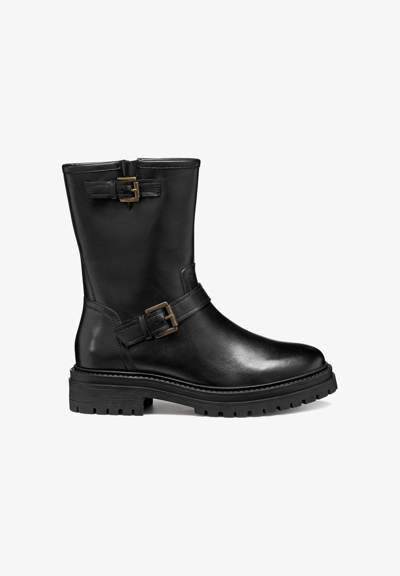 Bota de cuero negro hasta el tobillo con punta redonda, hebillas decorativas y suela resistente. Textura suave con costuras y detalles mínimos.