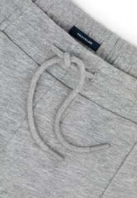 Szare dresy z miękką fakturą, wyposażone w skręcony sznurek w szarym kolorze oraz metkę z napisem "TRAVELER".