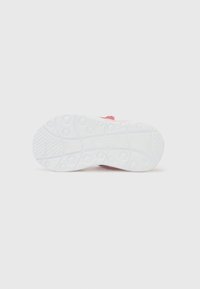 Η σόλα παιδικού αθλητικού παπουτσιού φαίνεται από κάτω με λευκή εξωτερική σόλα που διαθέτει κυκλικά και γραμμικά σχέδια πέλματος.