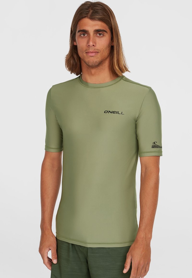 Rash guard s kratkimi rokavi v olivno zeleni barvi s prilegajočim dizajnom, izdelan iz gladkega, raztegljivega materiala. Ponuja O'Neillov logotip na sprednji strani in na rokavu.