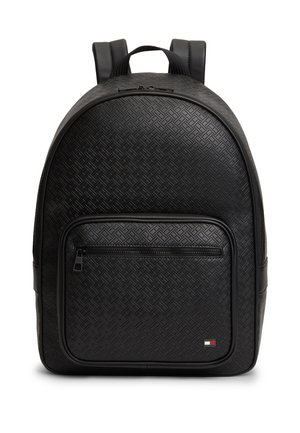 Czarny plecak o teksturowanej powierzchni z przednią kieszenią na zamek, wyściełanymi szelkami oraz małym prostokątnym logo w dolnym prawym rogu.