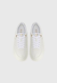 Hvide sneakers med en glat læderoverdel, rund tå og perforerede detaljer. Har hvide snørebånd, gul hardware og logo på tungen.