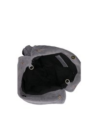 Borsa in suede grigia con un'apertura flessibile, foderata in tessuto nero, chiusure a scatto e una tasca interna per riporre gli oggetti.