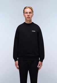 Sort crewneck sweatshirt lavet af en bomuldsblanding, med ribbede manchetter og kant, samt et lille logo på venstre bryst.