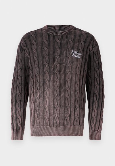 Pull en tricot marron à mailles torsadées avec un col rond et des accents côtelés subtils. Présente un logo brodé sur la poitrine. Texture douce.