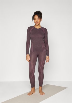 Ensemble de vêtements de sport en bordeaux profond avec des rayures verticales roses. Haut à manches longues et leggings longs, texture lisse, design ajusté.