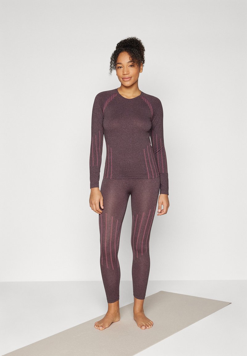 Sötét burgundi aktív viselet szett rózsaszín függőleges csíkokkal. Hosszú ujjú felső és teljes hosszúságú leggings, sima textúra, testhezálló kialakítás.