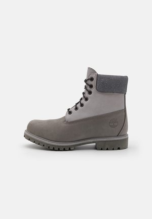 Hallhalli hallitus nahast, tugevdatud varvas, pehme hall kael, mustad paelad ja karm tald sügavate mustritega.