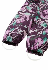 Paarse stof sneeuwpak met groene en roze bloemenpatronen, elastische manchetten en ingebouwde voetbanden voor een veilige pasvorm. Waterdicht materiaal.