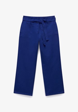 Breda byxor i en solid blå färg, med en bältesliv, framfickor och en slät textur. Inga synliga mönster eller metalldetaljer.