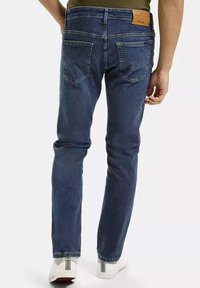 Ciemnoniebieskie dżinsy o slim fit, z dwiema tylnymi kieszeniami, skórzaną naszywką na pasku oraz z podwiniętymi nogawkami.