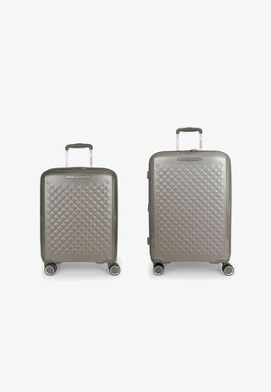 Due valigie rigide in grigio metallizzato, caratterizzate da un motivo a diamante testurizzato, manici estensibili e quattro ruote girevoli.