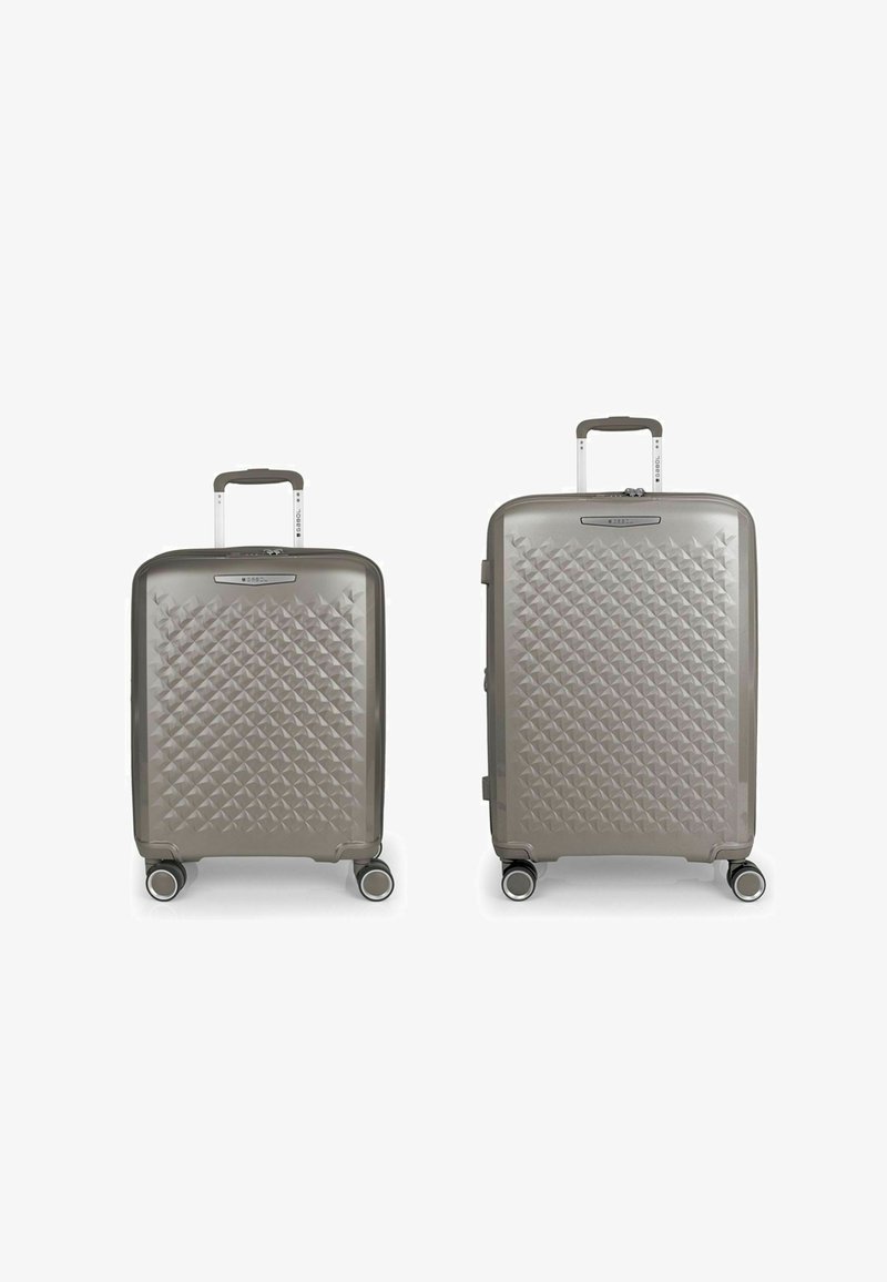 Dos maletas rígidas en gris metálico, con un patrón texturizado de diamante, asas retráctiles y cuatro ruedas giratorias.