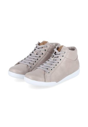 Baskets montantes gris clair avec semelles blanches, lacets gris, fermetures éclair latérales et patchs marron sur la languette, présentées en paire.