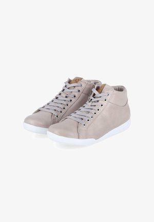 Baskets montantes gris clair avec semelles blanches, lacets gris, fermetures éclair latérales et patchs marron sur la languette, présentées en paire.