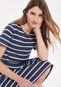 Marineblauw en witte gestreepte jurk, korte mouwen, ronde halslijn, getailleerde taille, knielengte, katoenen materiaal, gladde textuur, casual ontwerp.