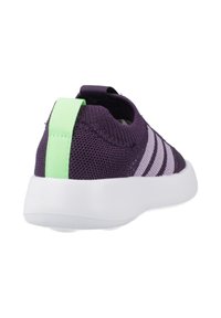 Chaussure tricotée violette avec semelle blanche, dotée d'une boucle de talon verte et de rayures violettes claires. Conception légère avec une texture respirante.