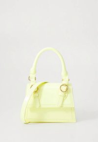 Petit sac à main en similicuir jaune vif, doté d'une forme structurée, d'une poignée supérieure et d'une bandoulière ajustable avec des accents de ferrures dorées.