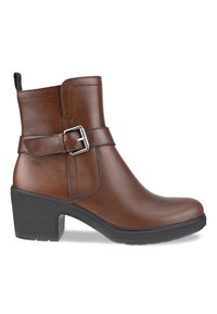 Bottine en cuir marron avec talon épais noir, boucle argentée et languette à l'arrière.
