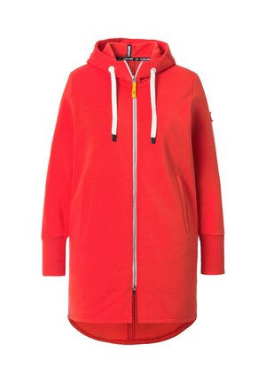 Felpa con cappuccio rossa lunga con cerniera e cordini bianchi, polsini a costine, tasche frontali e orlo posteriore leggermente curvo.