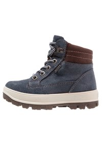 Marineblaues Wildleder-Ankle-Boot mit braunem Kunstwildleder-Kragen, kontrastierenden Nähten, Schnürung vorne und strukturiertem Gummi-sohle, entworfen für Langlebigkeit.