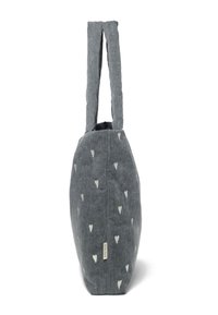 Sac fourre-tout en tissu gris avec des motifs de cœurs crème, base plate et deux poignées solides. Présente une étiquette sur un côté. Texture lisse.