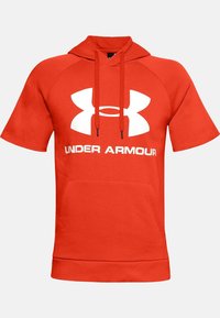 Felpa corta rossa con maniche corte, tasca frontale, cordini, grande logo bianco Under Armour e testo "UNDER ARMOUR" sul petto.